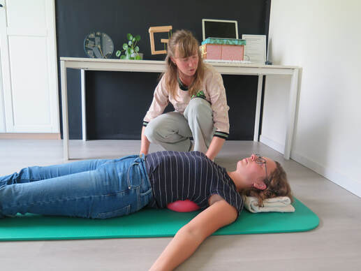 Lies Van Puyvelde die een cliënte helpt 