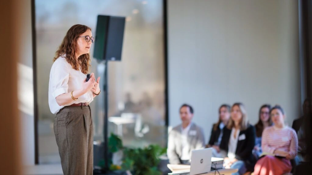 Foto van Joke De Clercq tijdens een lezing